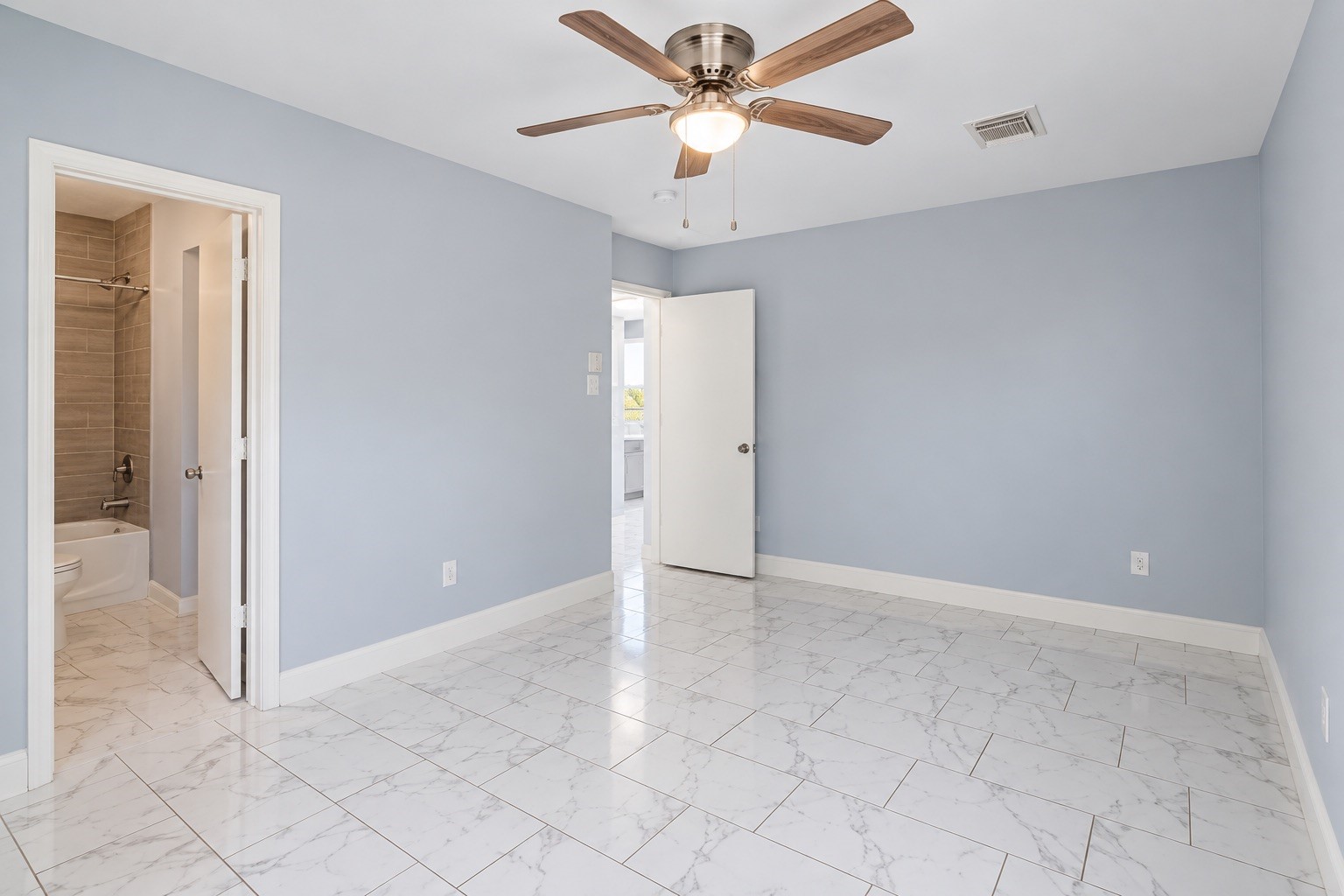 Spacious Bedroom with Private En-Suite Bathroom