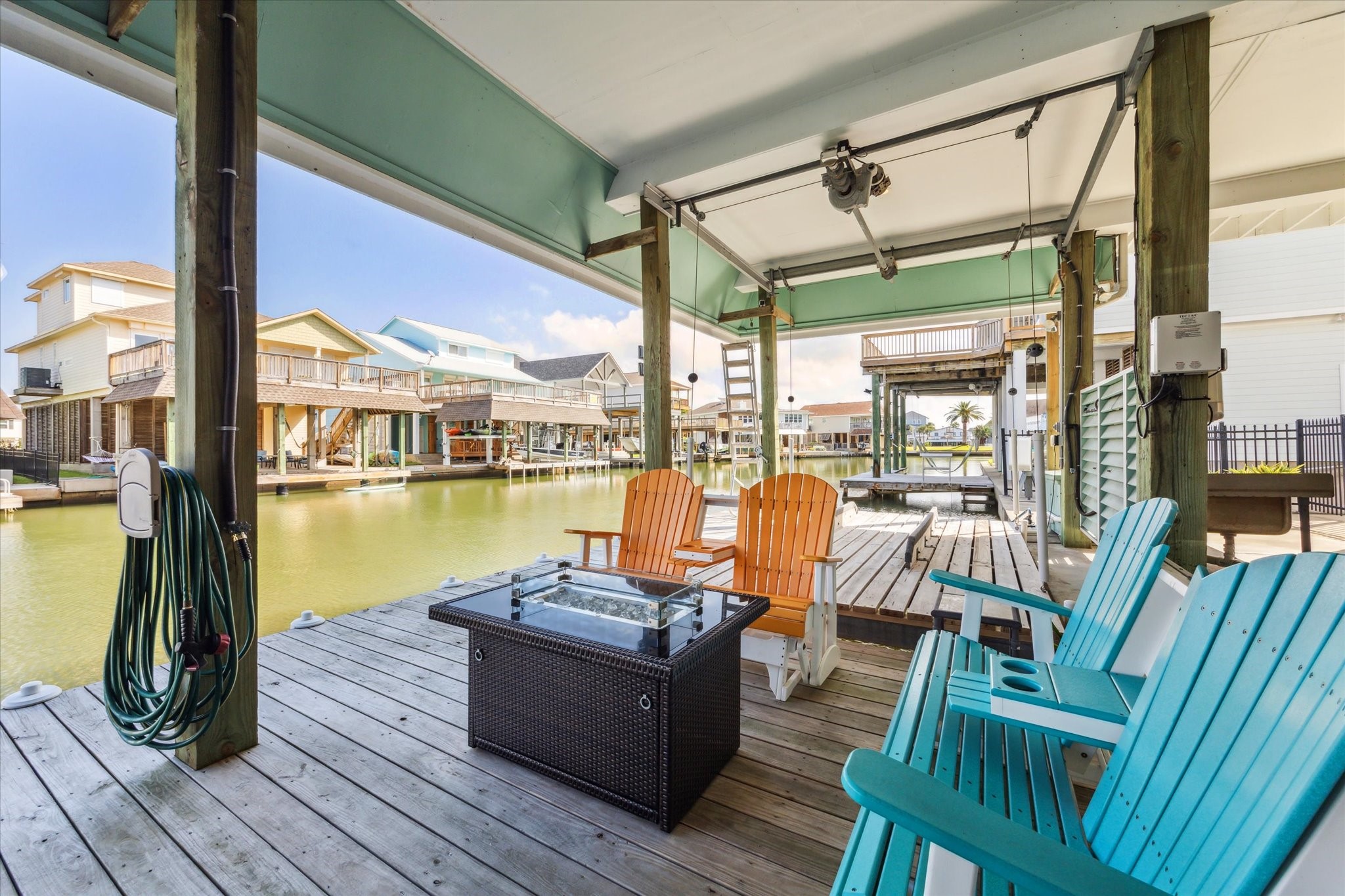 102 Bamaku Bend, Tiki Island, TX 77554