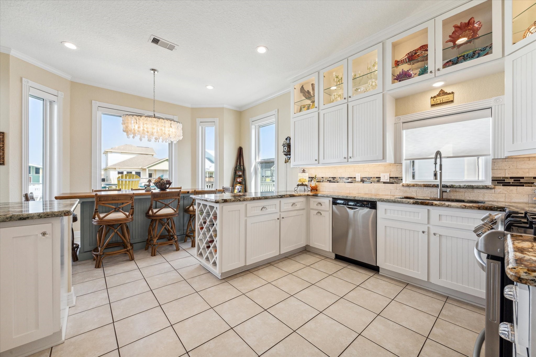 102 Bamaku Bend, Tiki Island, TX 77554