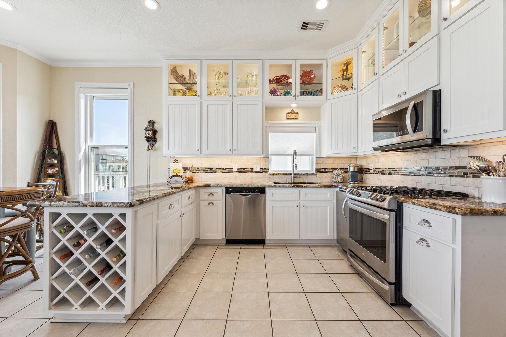 102 Bamaku Bend, Tiki Island, TX 77554