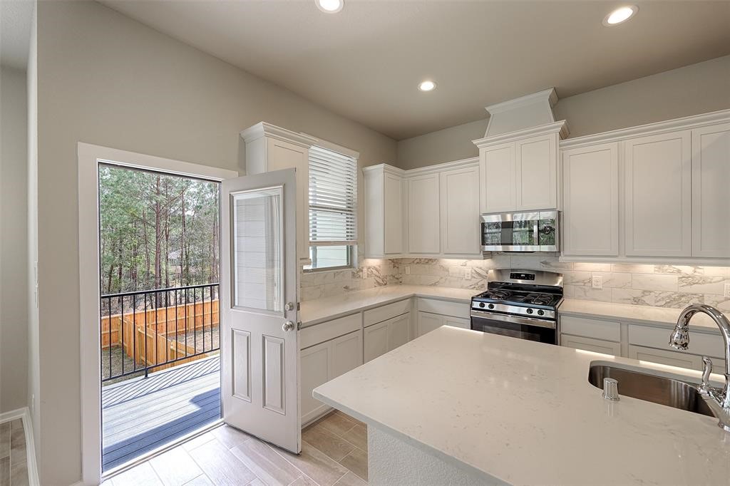 lBalcony of kitchen/Living area enhances your entertaining family and friends and overlooks the exquistely private greenbelt back and side yard....