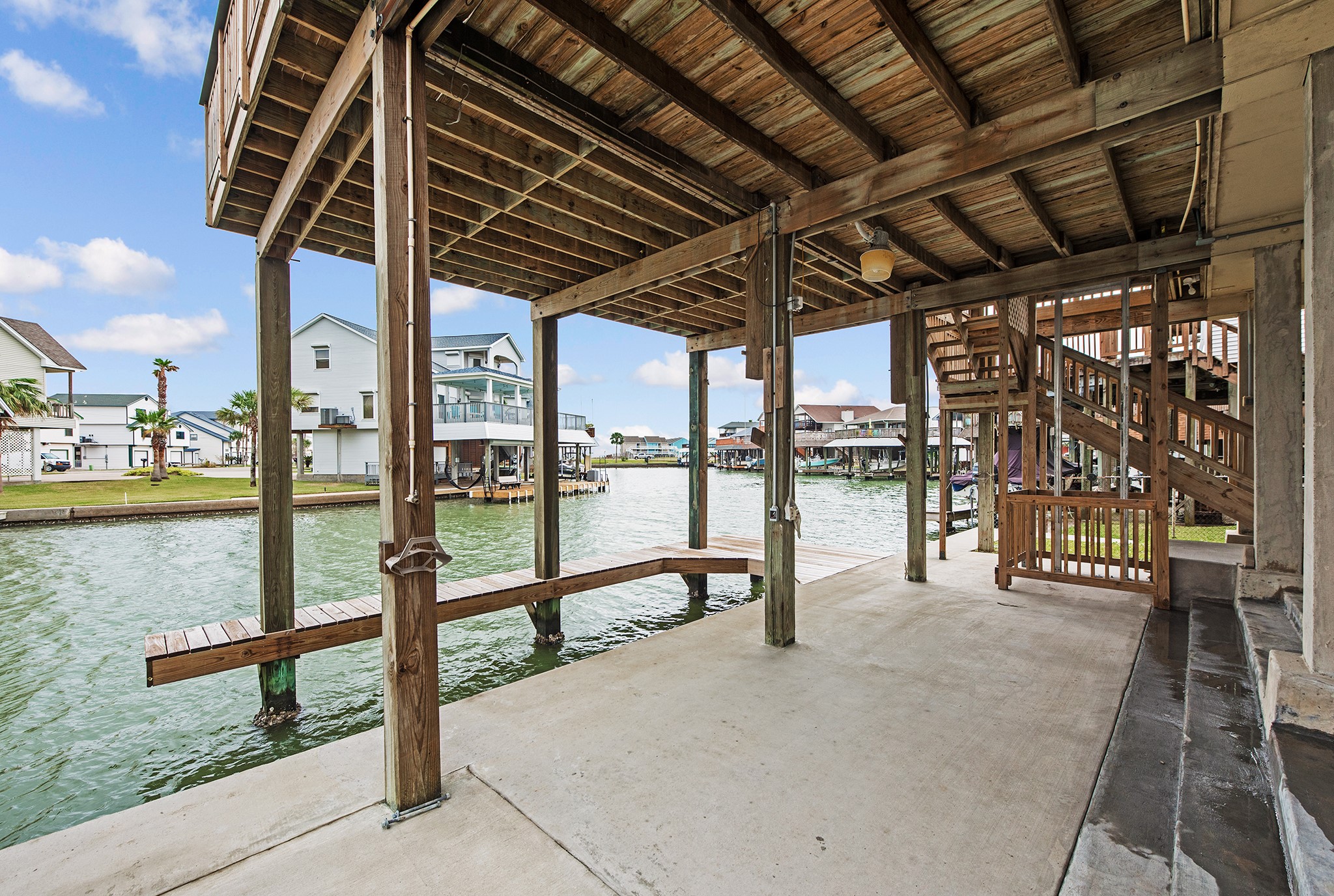 336 Admiral Circle, Tiki Island, TX 77554