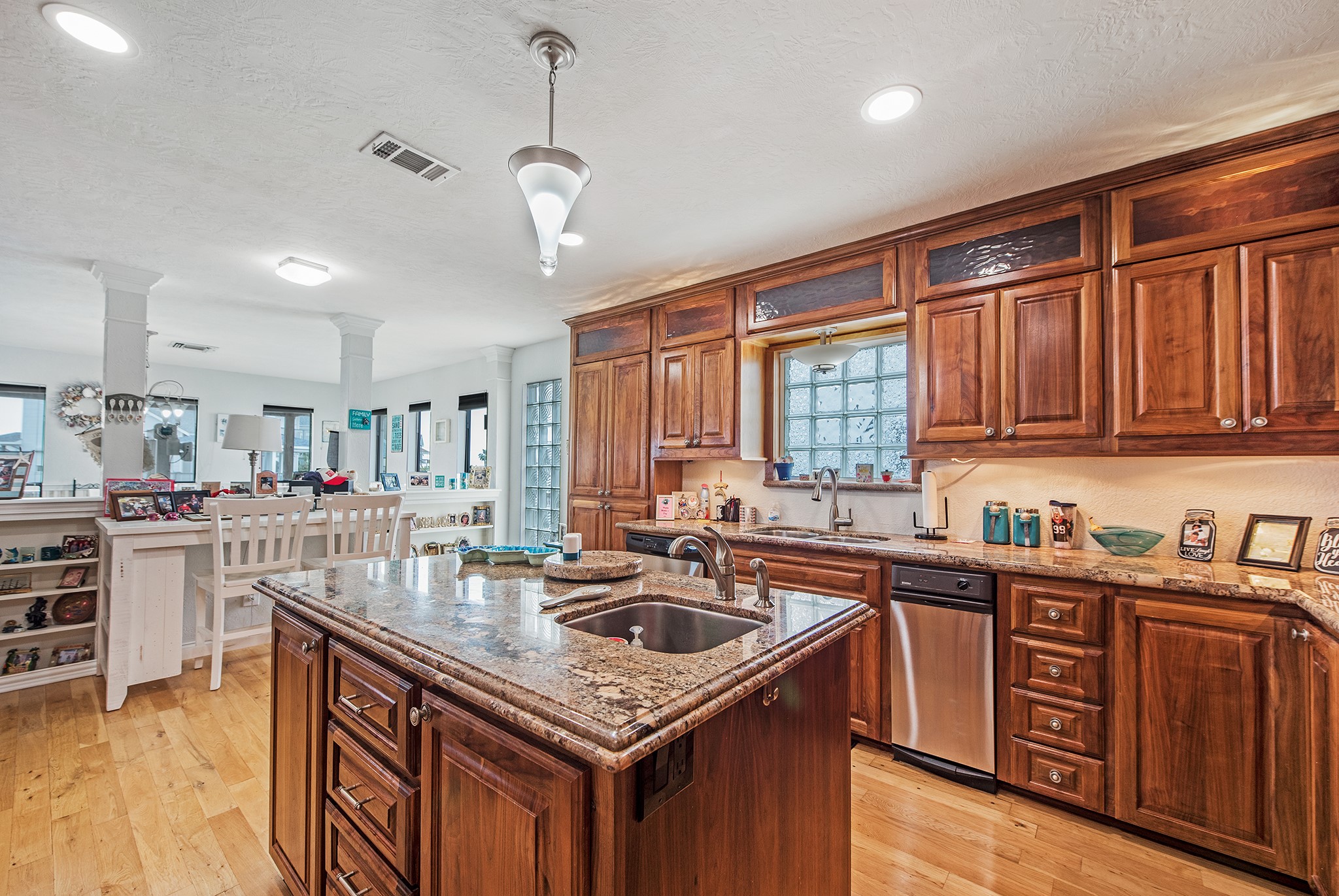 336 Admiral Circle, Tiki Island, TX 77554