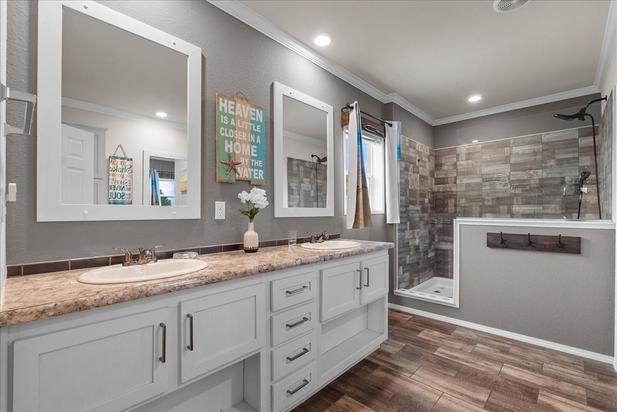 Double sinks in primary bathroom