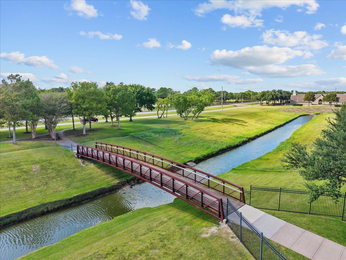 105 Barrington Pointe Court, League City, TX 77573