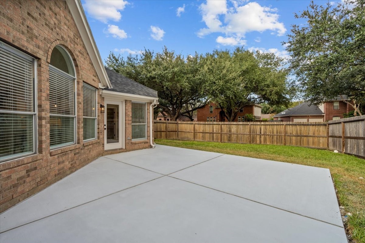 105 Barrington Pointe Court, League City, TX 77573