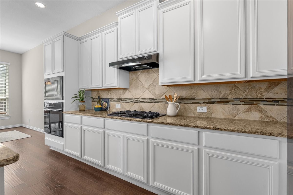 Plenty of counter space on either side of the gas stove top making meal time prep a breeze.