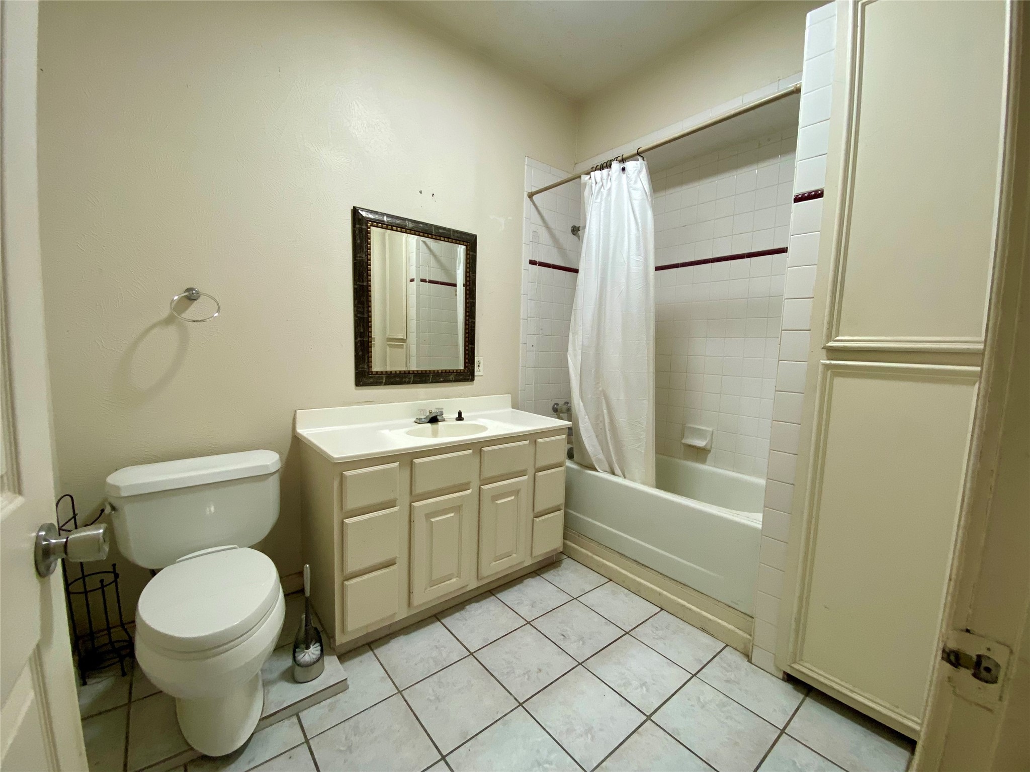 Full bathroom down & 2 full bathrooms upstairs Full bathroom down & 2 full bathrooms upstairs