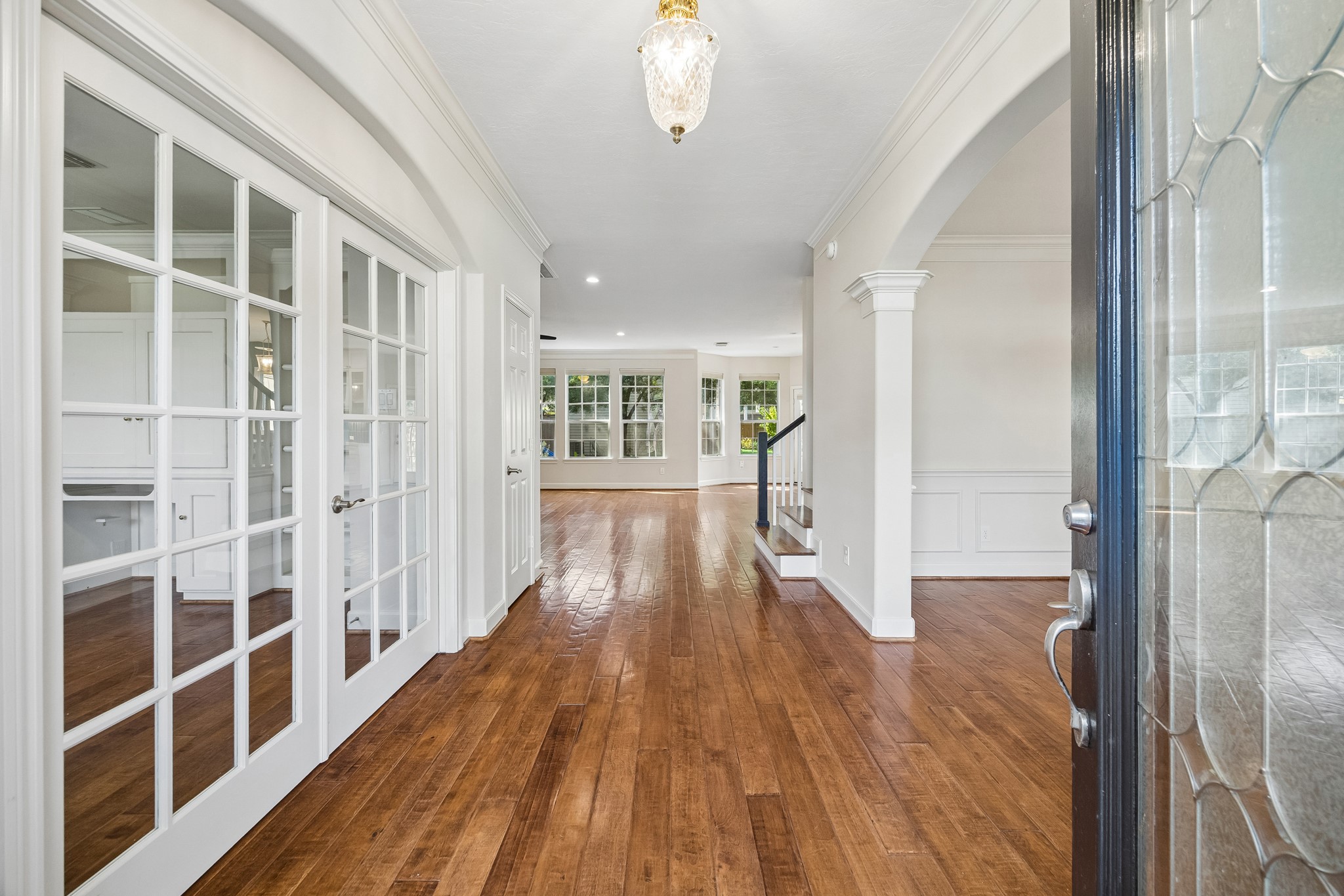 Welcoming entry with a view into the homes elegant dining room to the right and private study with custom built-ins to the left. Welcoming entry with a view into the homes elegant dining room to the right and private study with custom built-ins to the left.