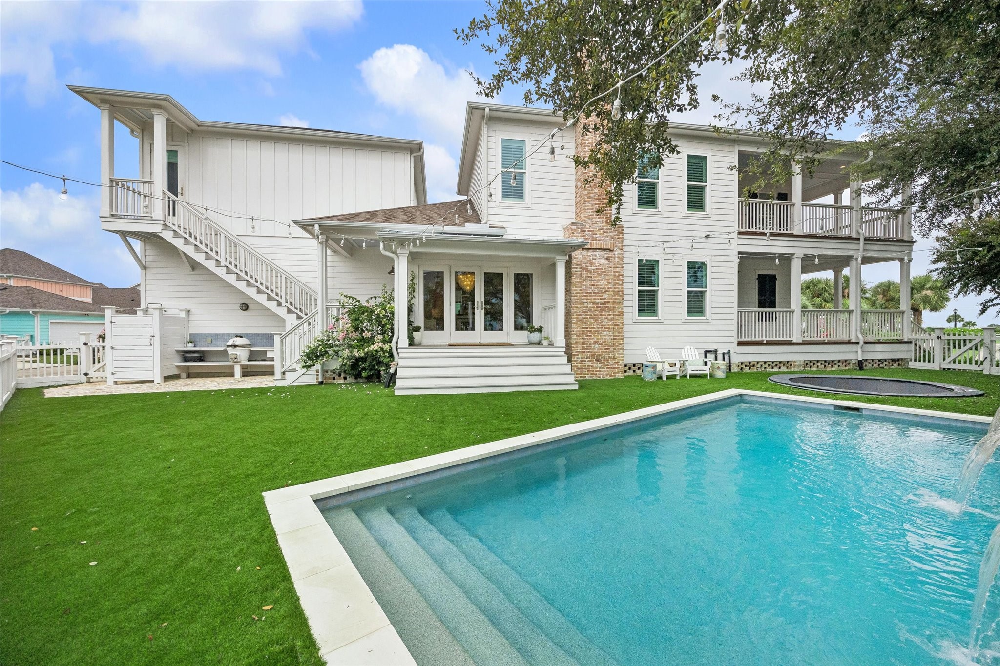Beautiful residence. with all the amenities you could need. Pool, Generator, outdoor kitchen, fireplace etc.. Beautiful residence. with all the amenities you could need. Pool, Generator, outdoor kitchen, fireplace etc..