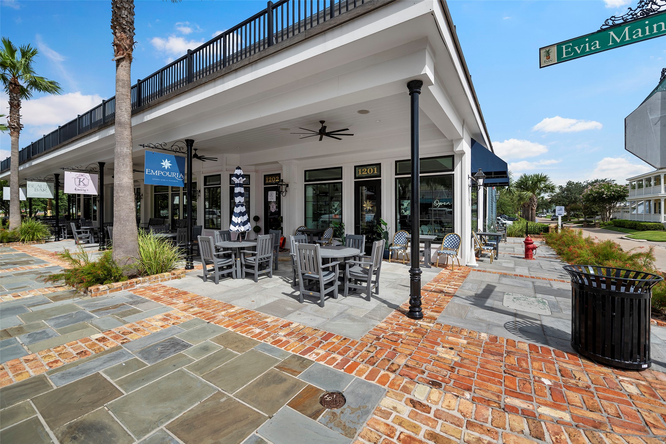 Other amenties to the neighborhood. Empouria wine bar,Kimmys boutique, Palmetto restaurant