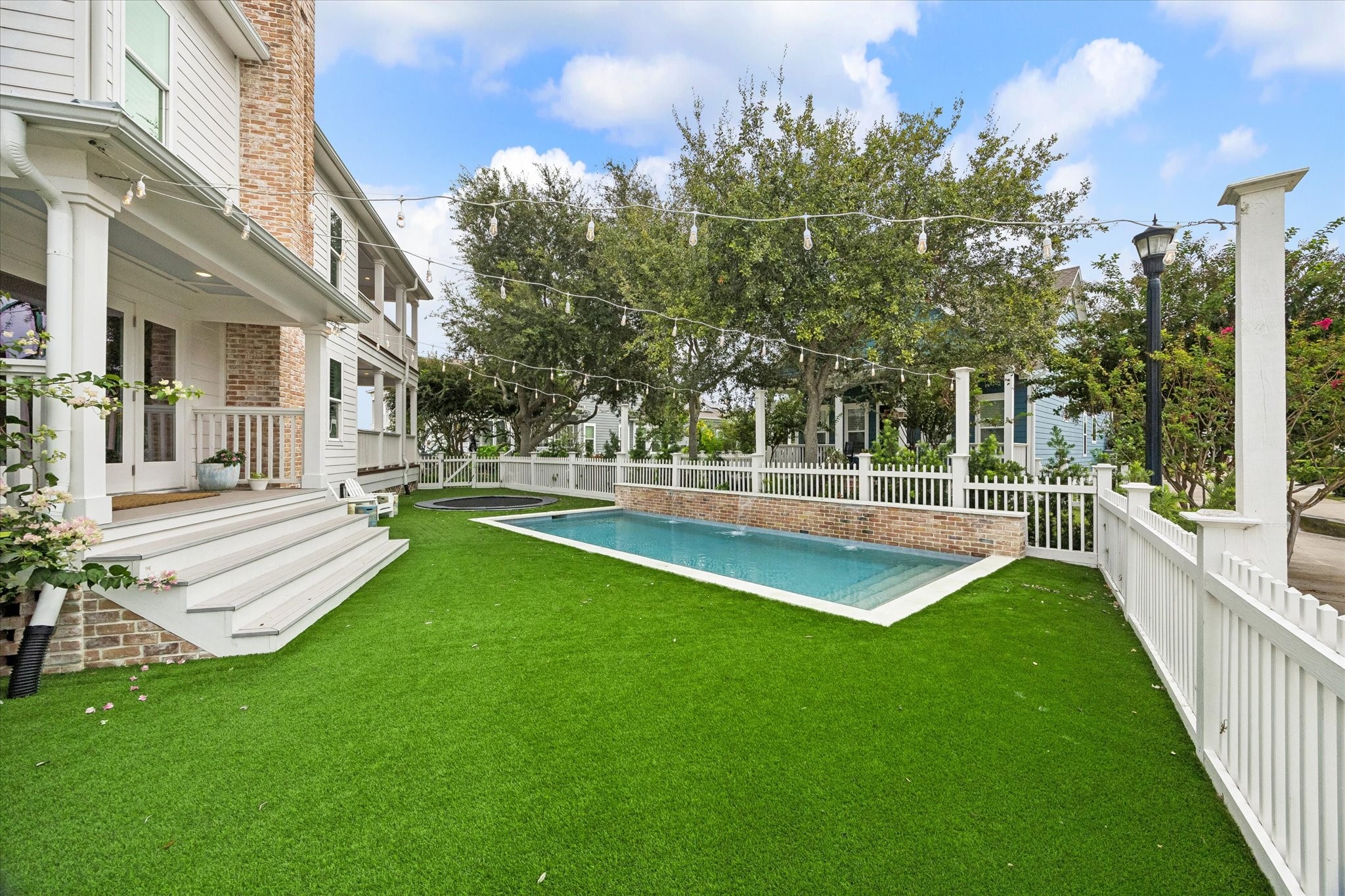 Entire yard is Turfed. Whole home generator