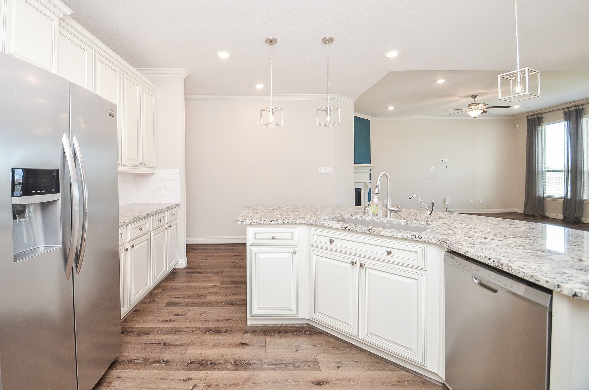 Enjoy family gatherings around the kitchen breakfast bar!
