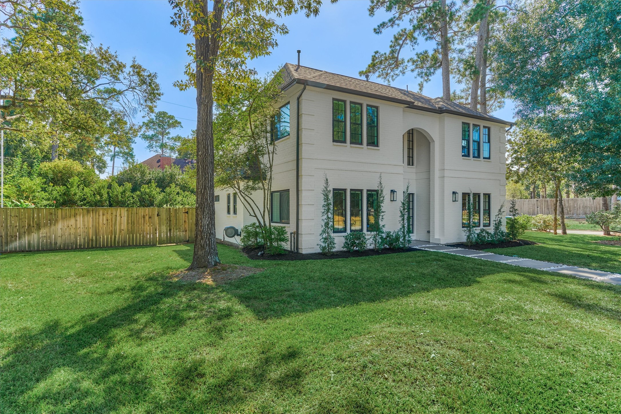 Oversized lot in sought-after Oak Ridge North Community!