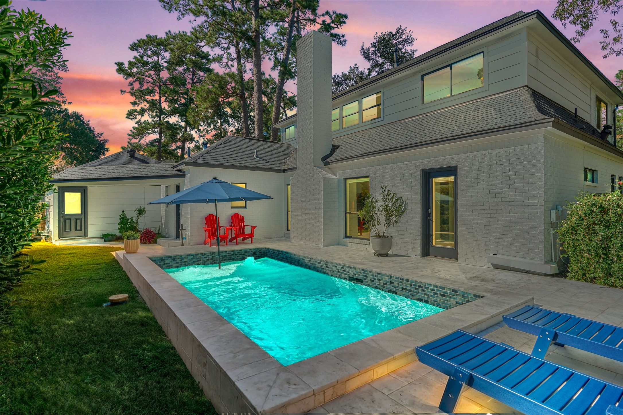 Umbrella can be perfectly placed in the pool ledge for additional shade and privacy.