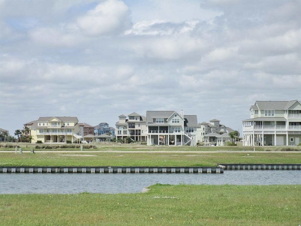 13 Saddlebunch, Hitchcock, TX 77563