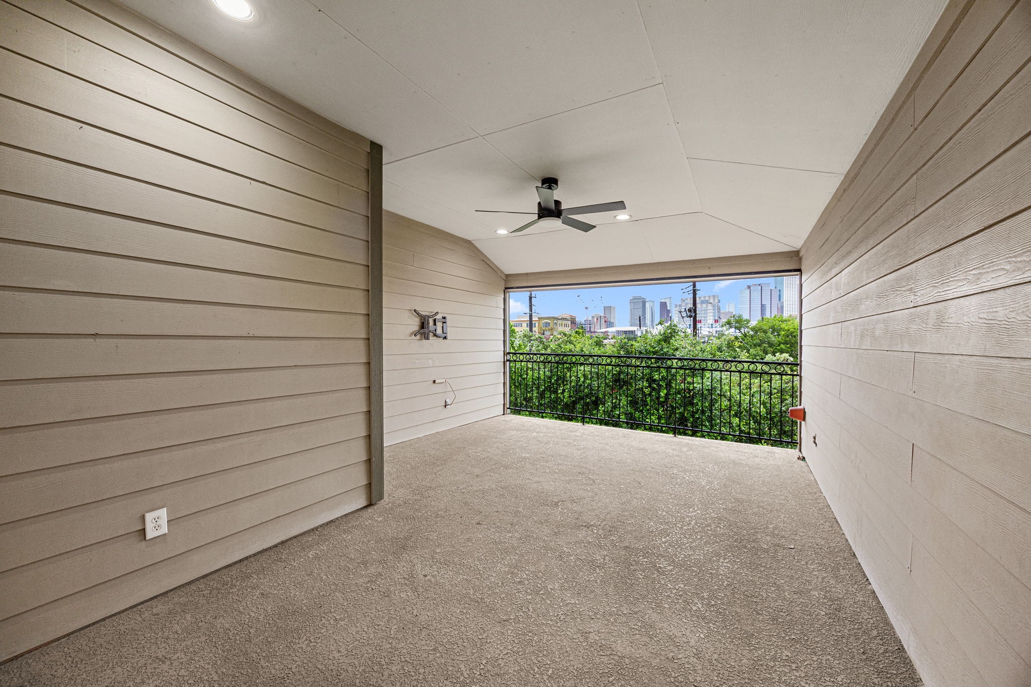 Large 13x19 Covered balcony with great views of Downtown Large 13x19 Covered balcony with great views of Downtown