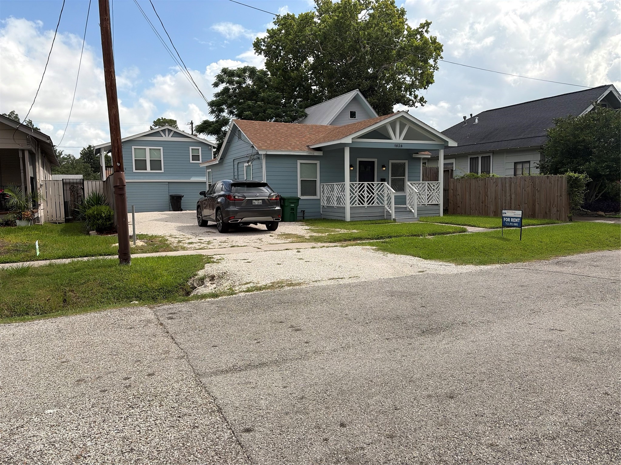 Pic of both house (not included) and Gar apt