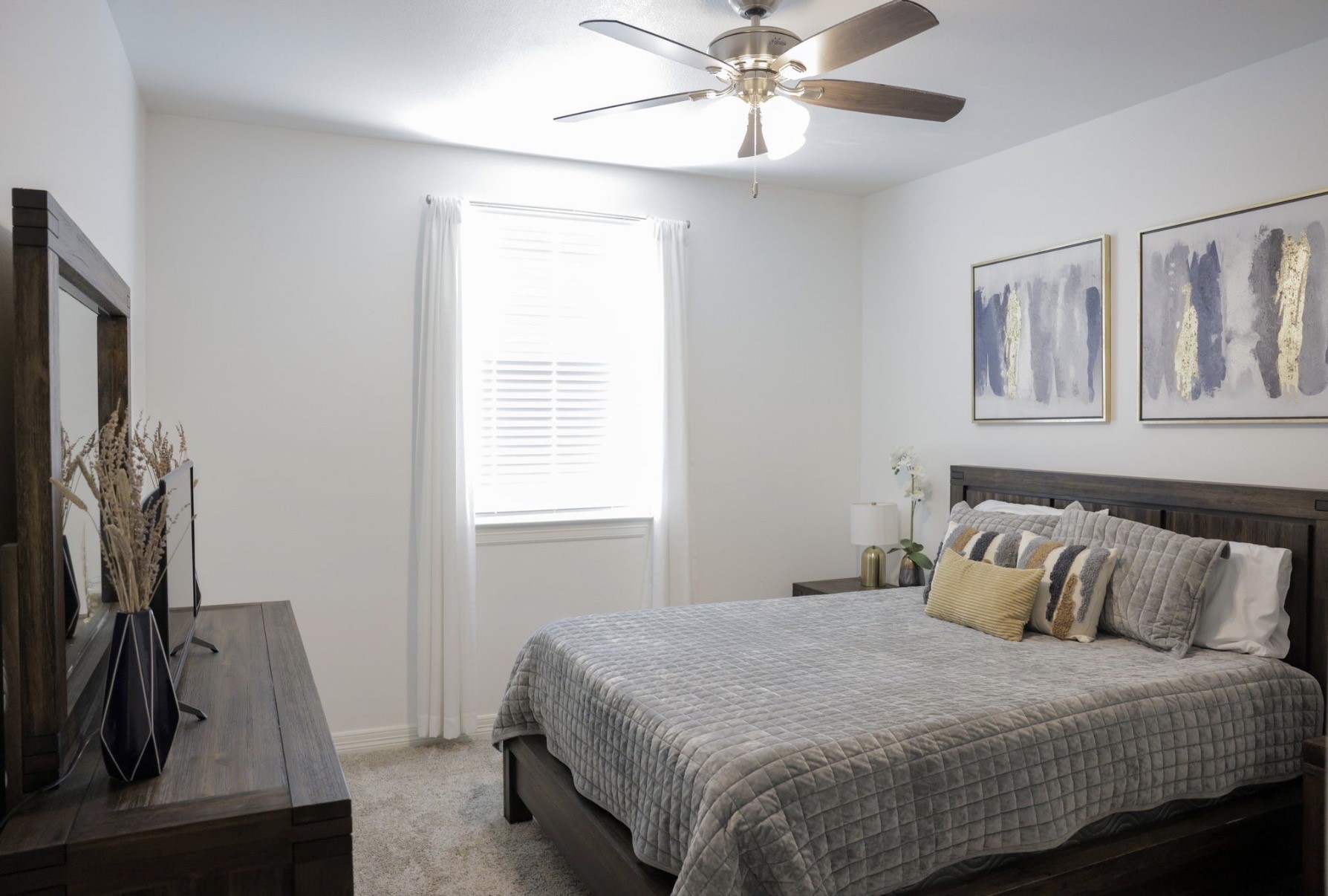 Great size secondary bedroom!