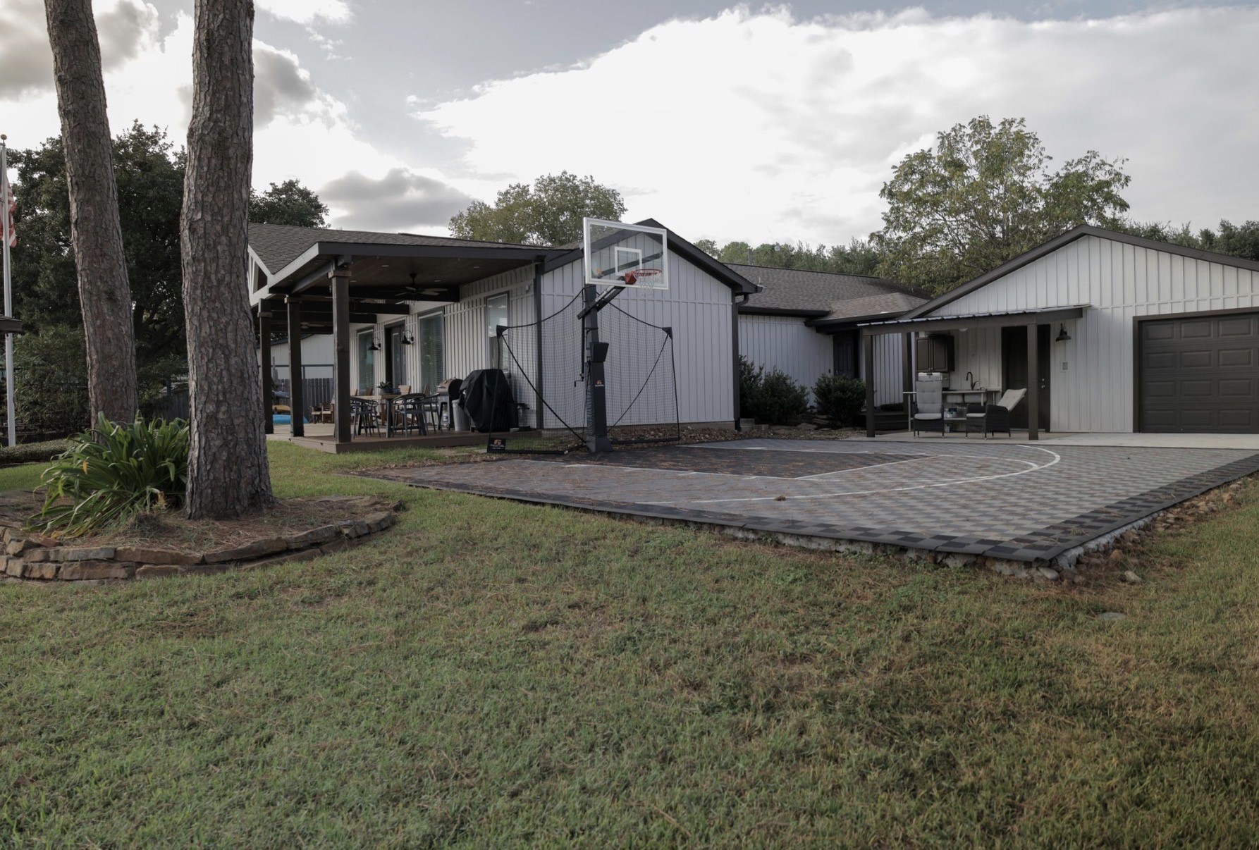 Spacious yard!