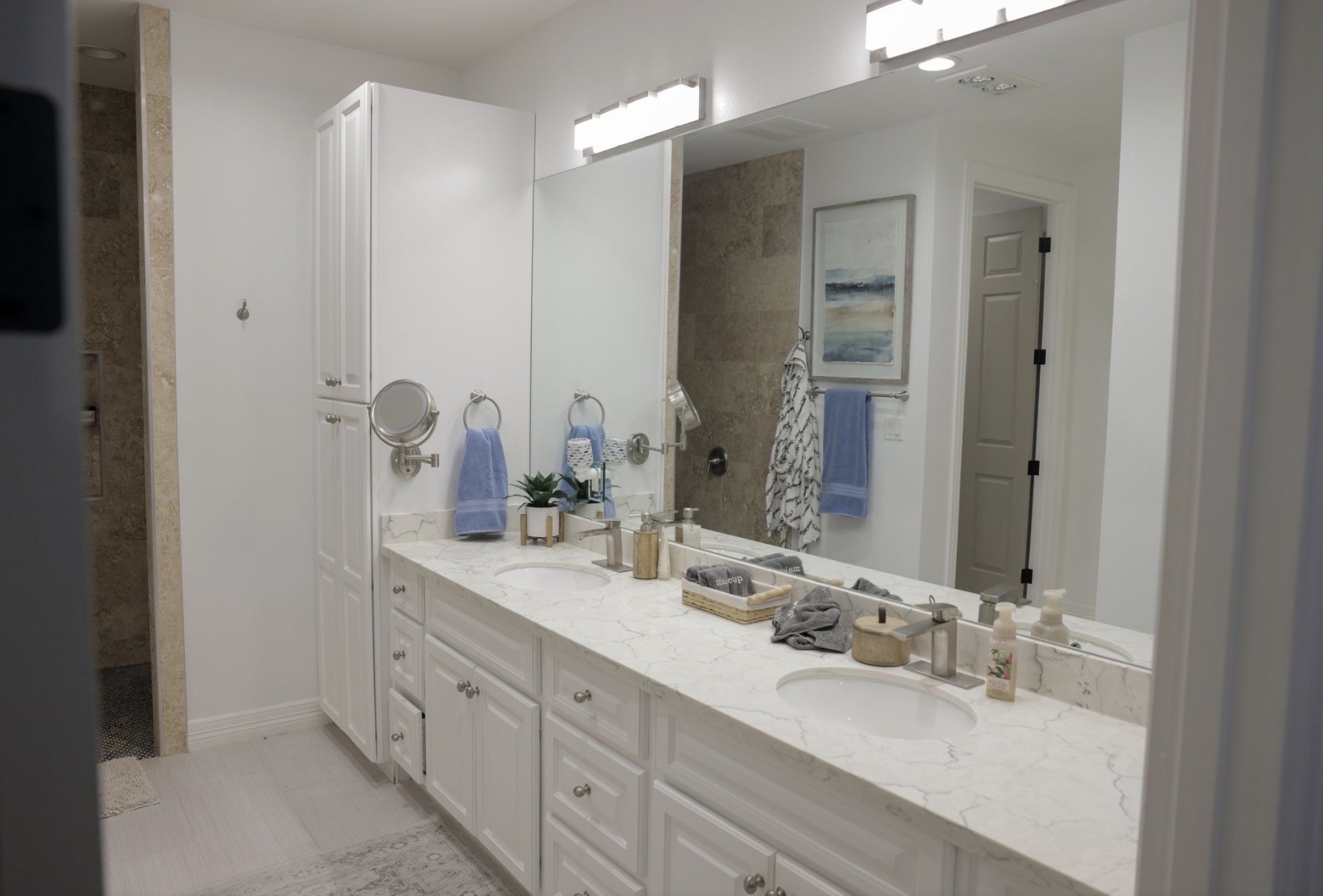 Spacious bathroom!