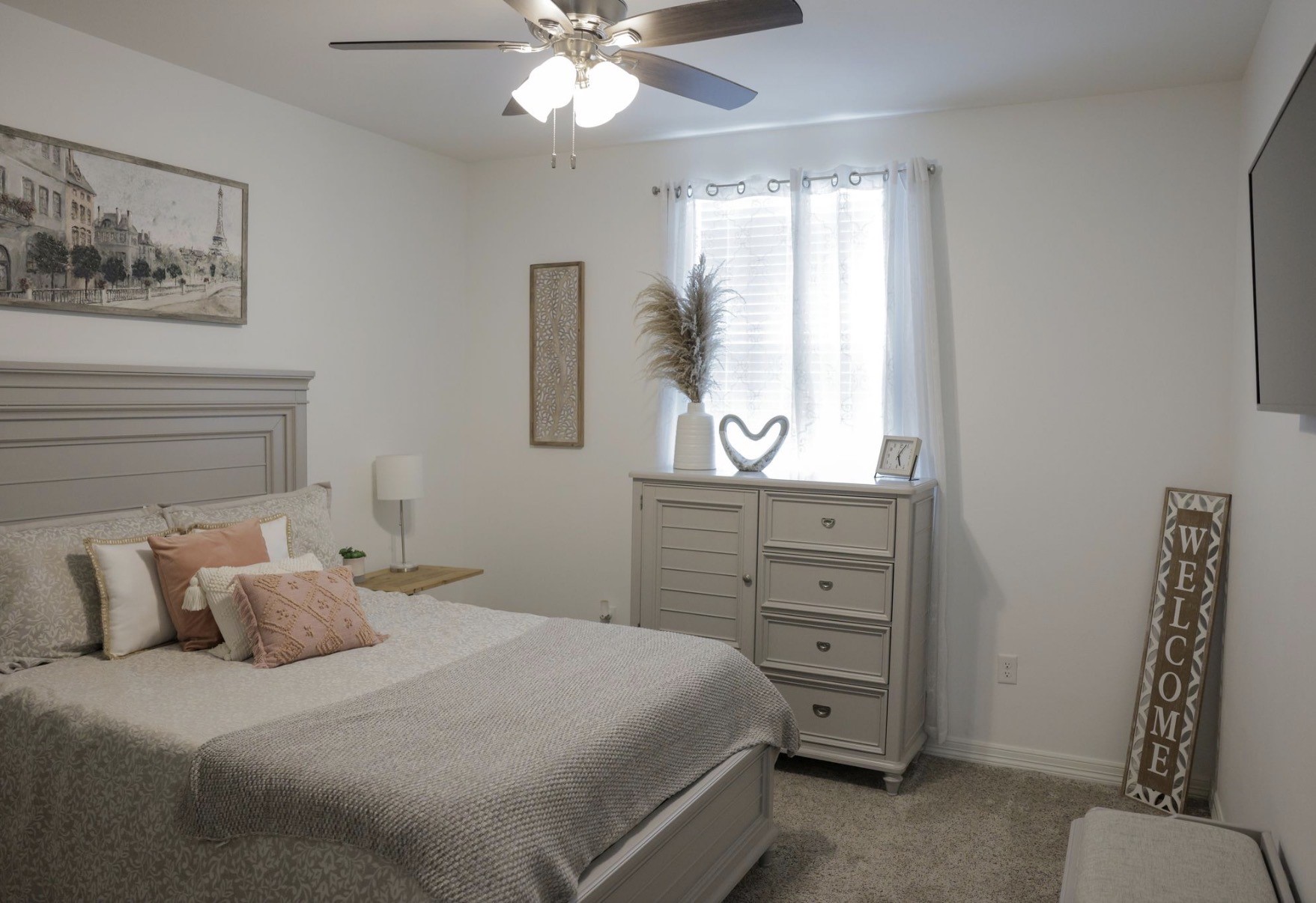 Great size secondary bedroom!