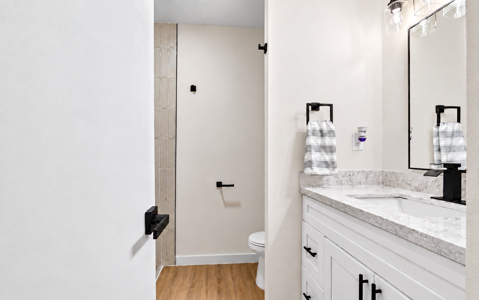 The hallway full bathroom!
