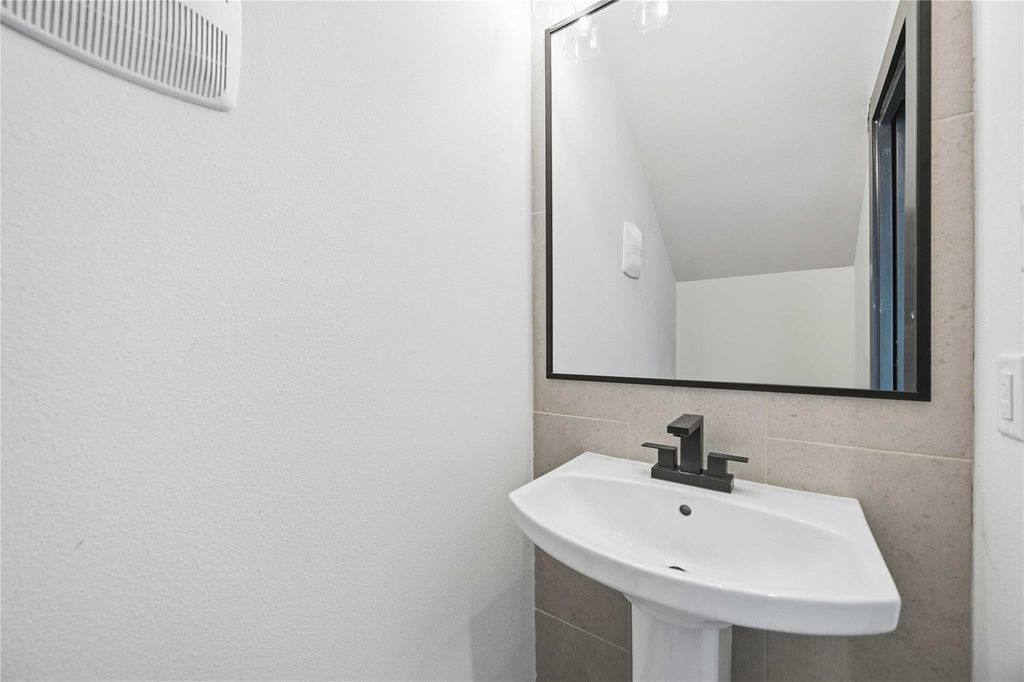 4630 Edfield Street, #B, Houston, TX 77033