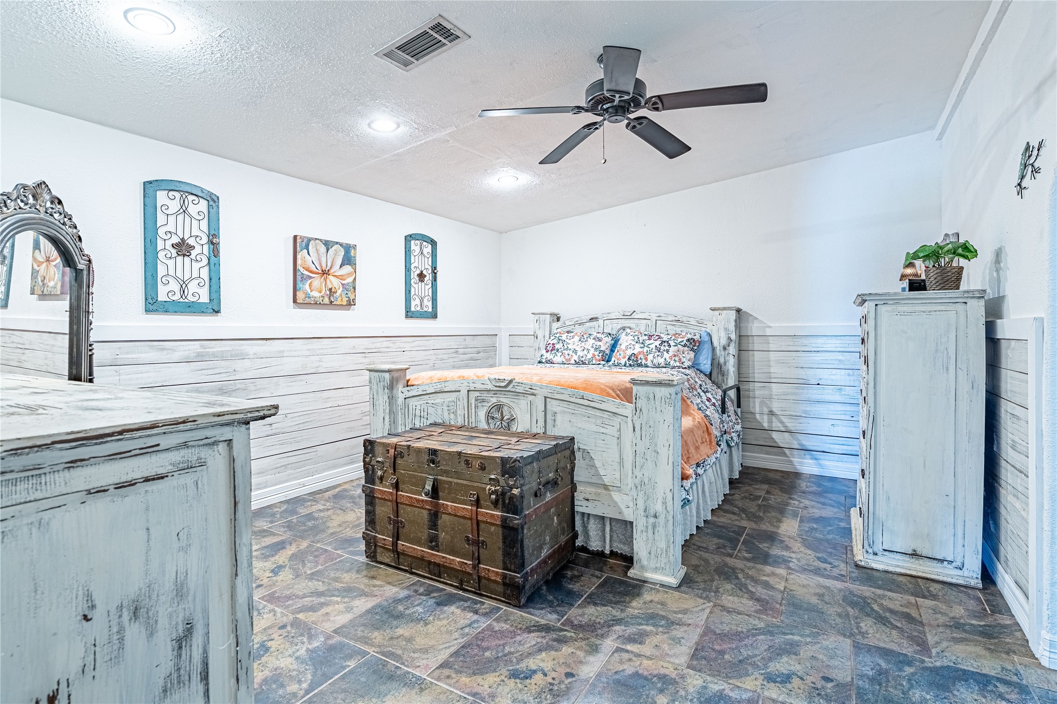 41800 Aggie Gee - Primary Bedroom