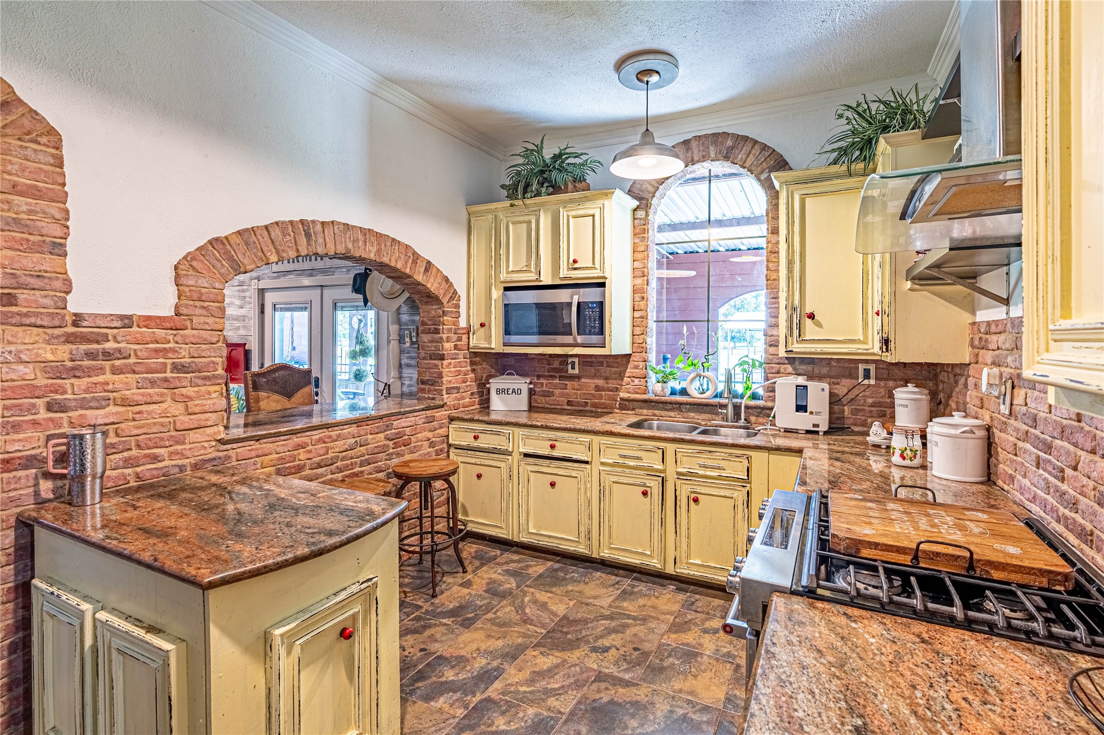 41800 Aggie Gee - Kitchen