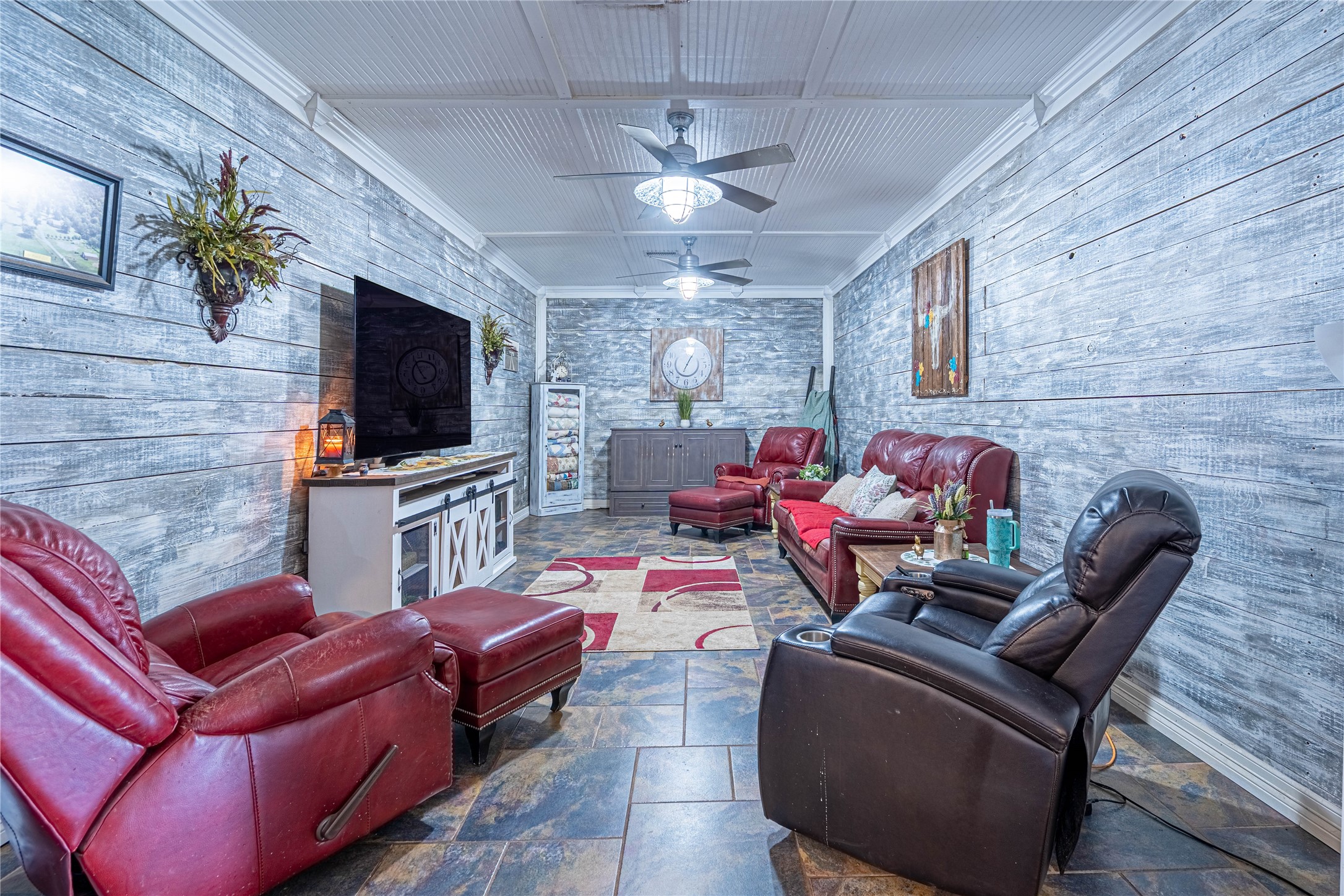 41800 Aggie Gee - Living Room
