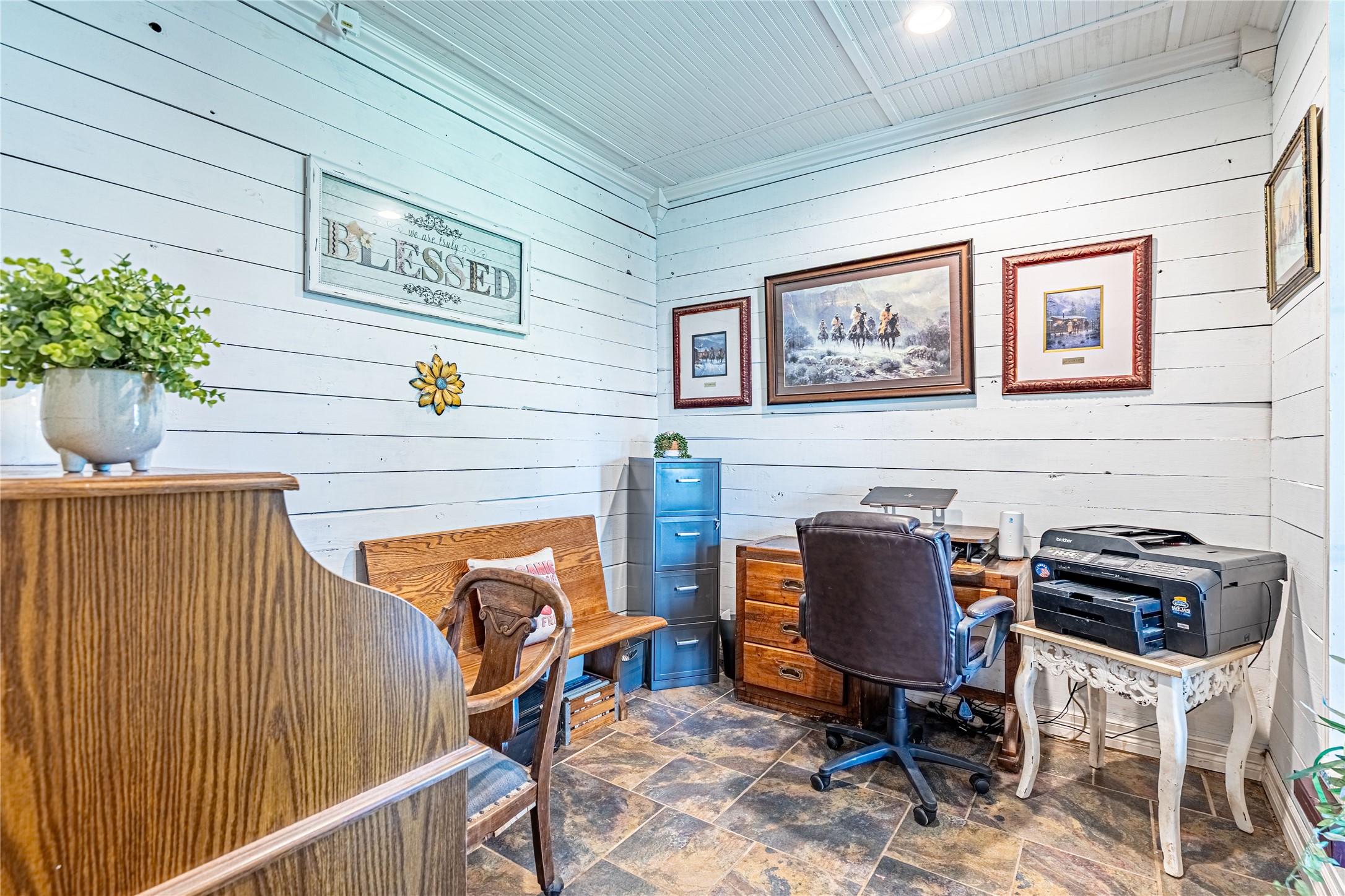 41800 Aggie Gee - Office