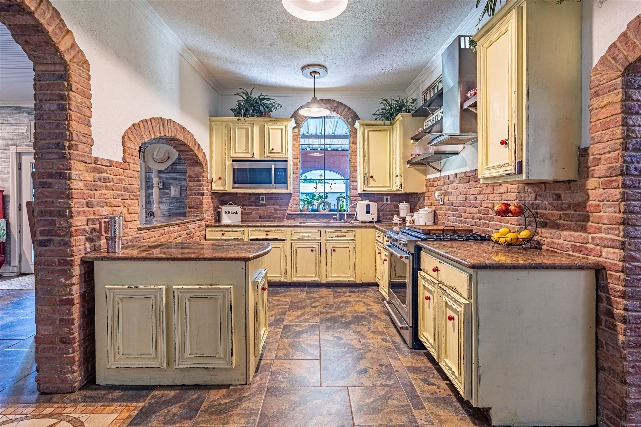41800 Aggie Gee - Kitchen