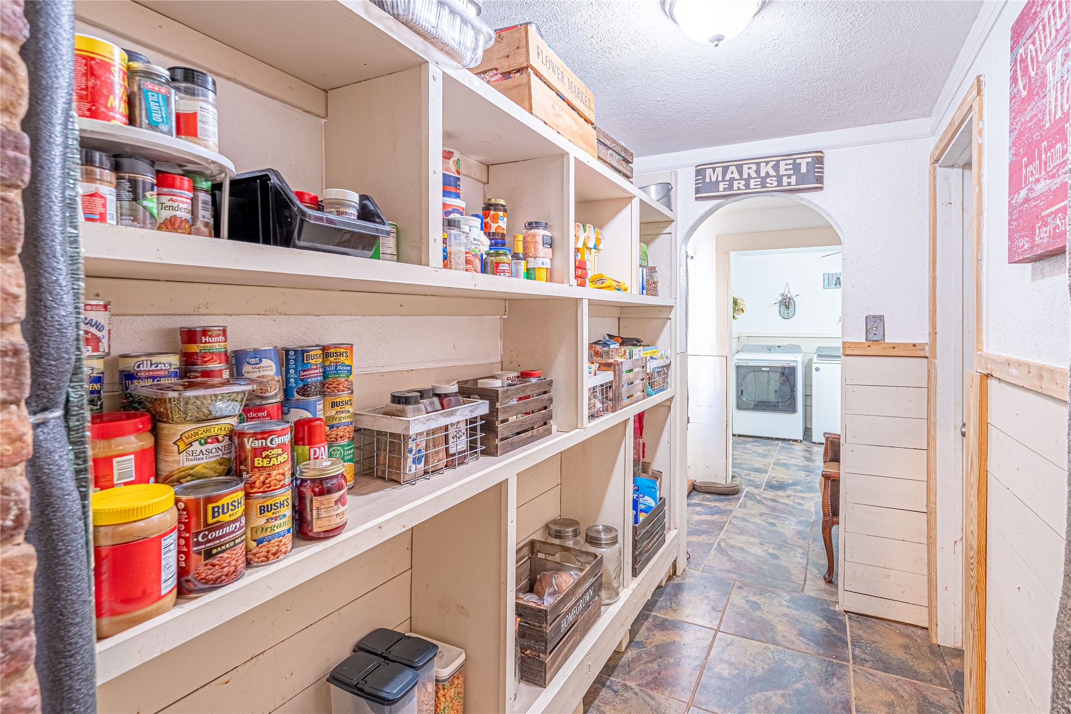 41800 Aggie Gee - Walk-thru Pantry