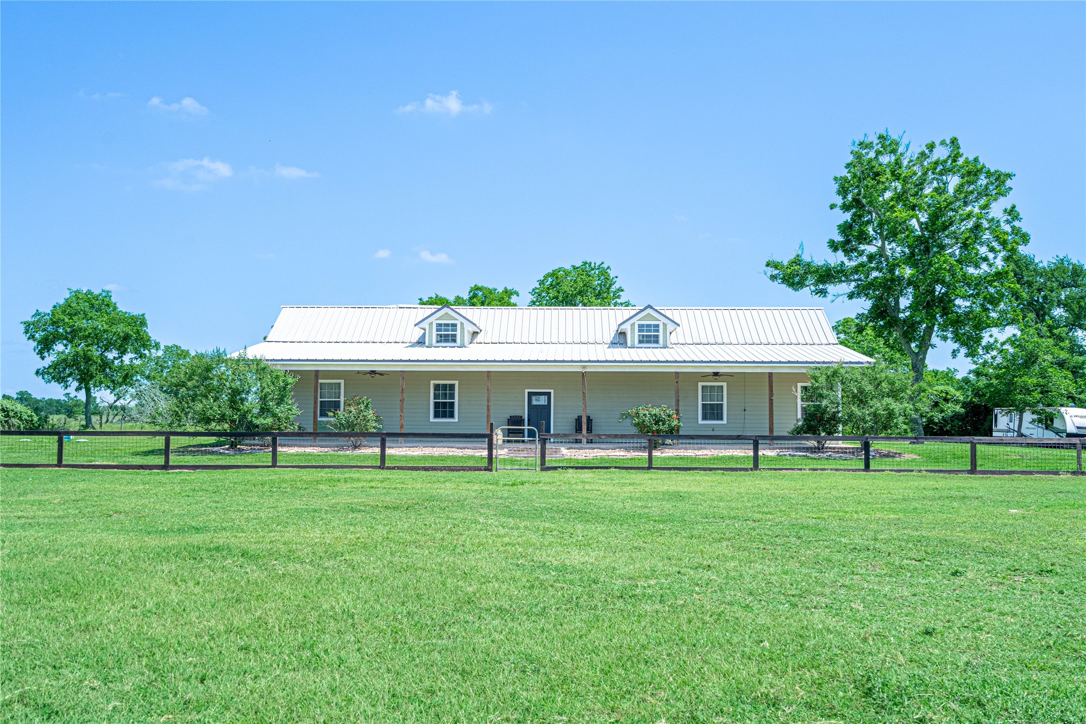 41802 Aggie Gee - Front of House