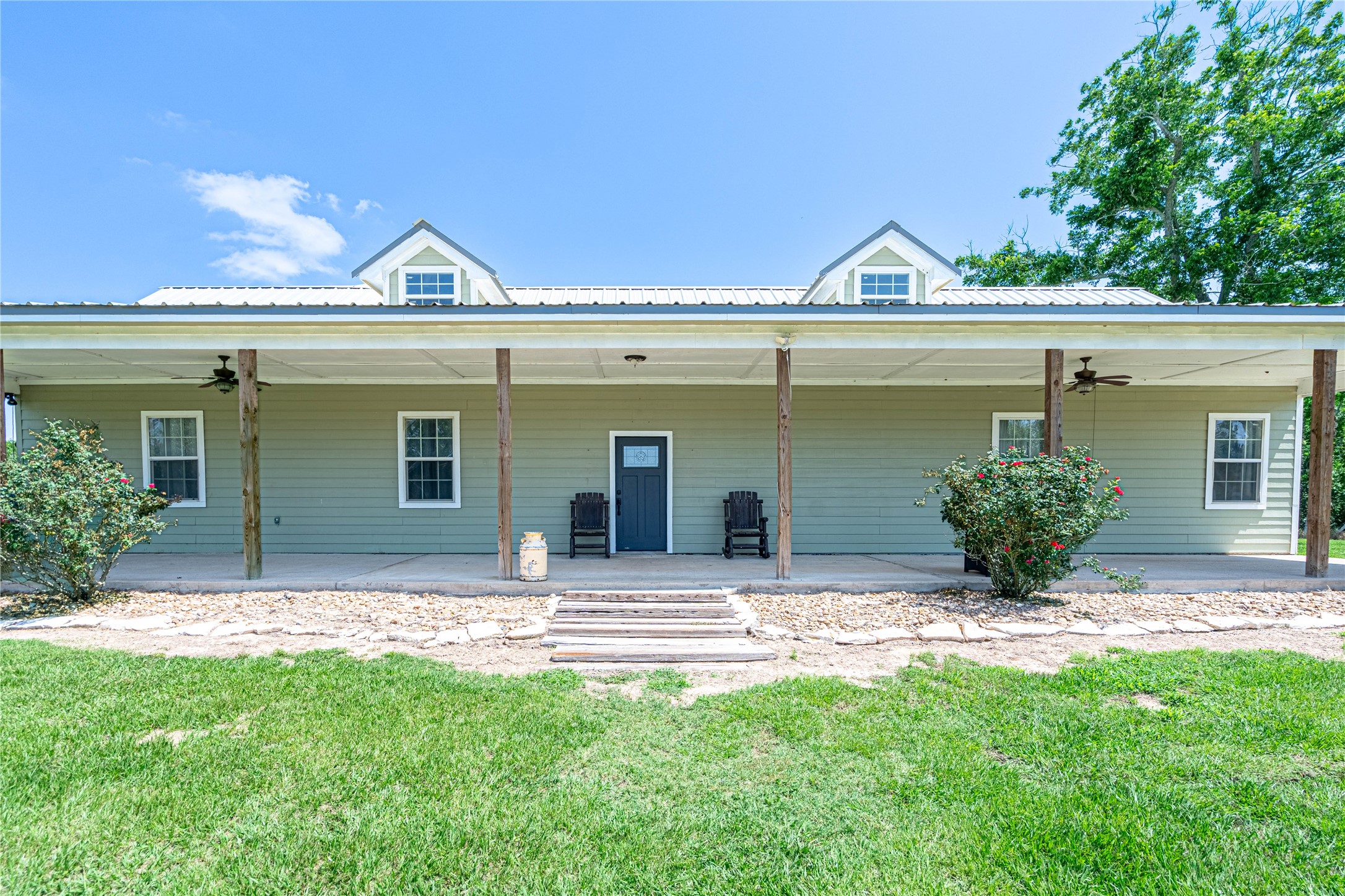 41802 Aggie Gee - Front of House