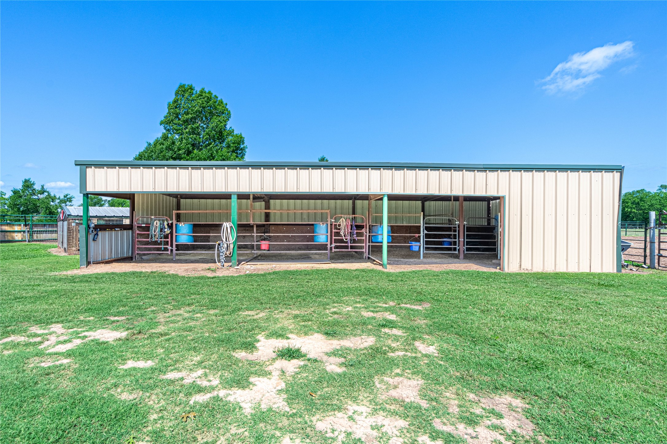 41800 Aggie Gee - 4 Horse Stalls and Tack Room