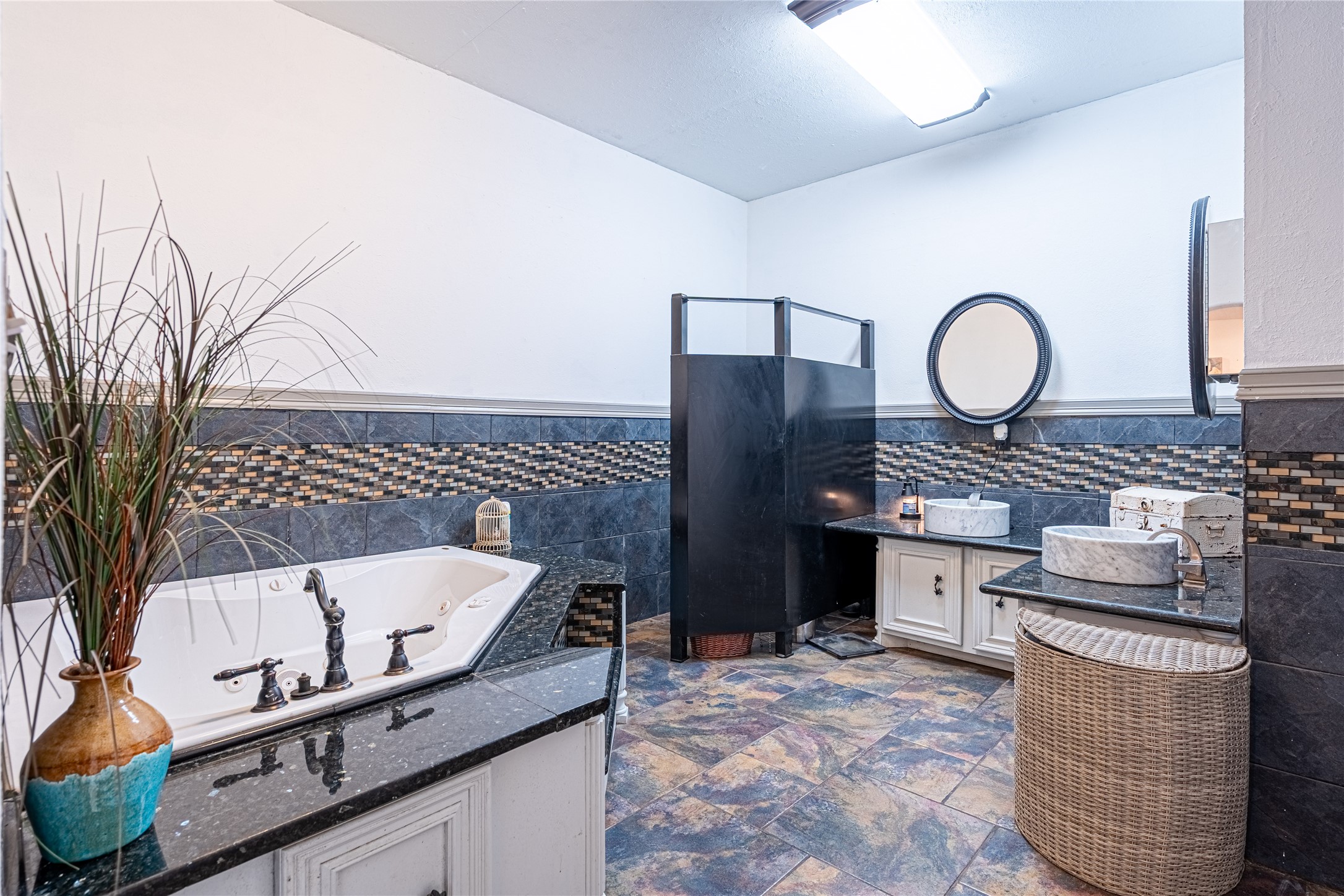 41800 Aggie Gee - Primary Bathroom jacuzzi Bathtub