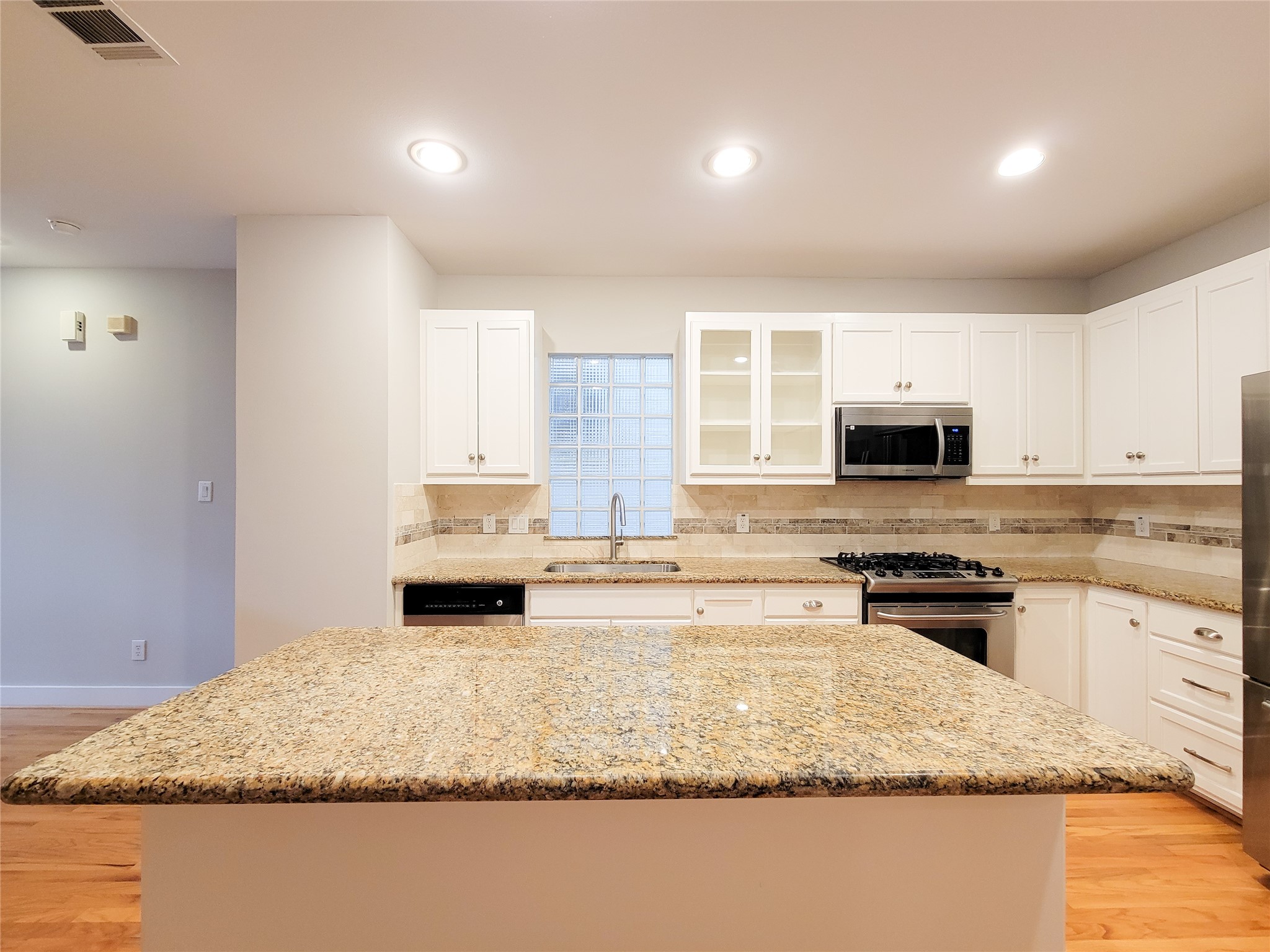 411 West 26th Street, Houston, TX 77008 411 West 26th Street, Houston, TX 77008