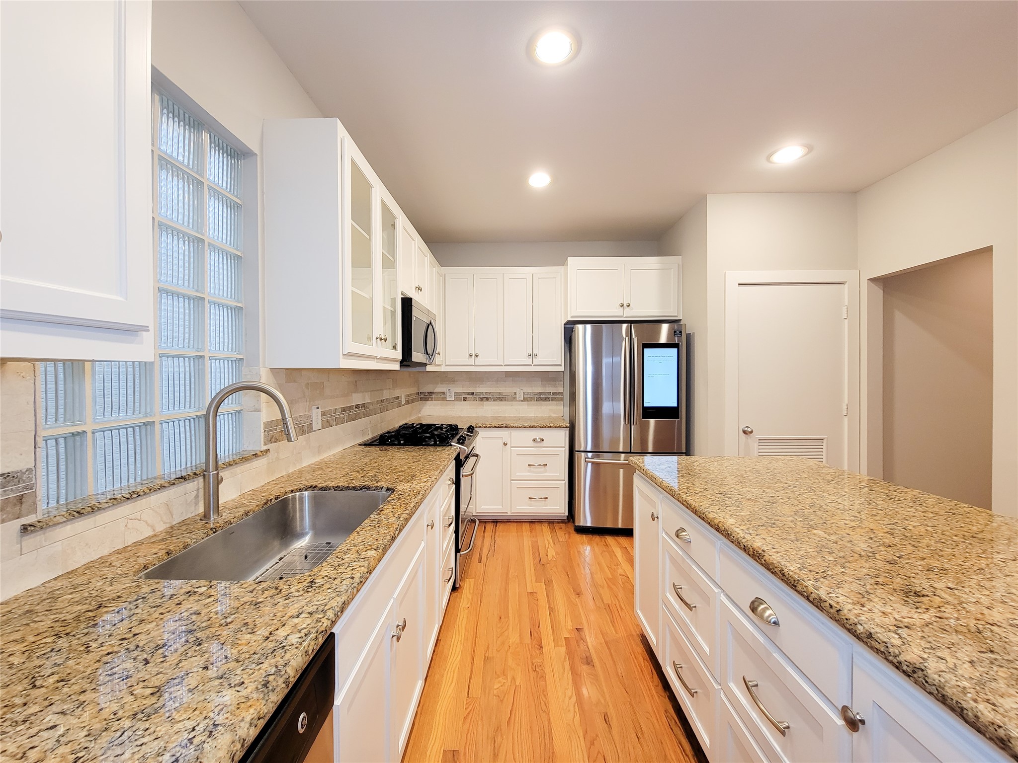 411 West 26th Street, Houston, TX 77008 411 West 26th Street, Houston, TX 77008