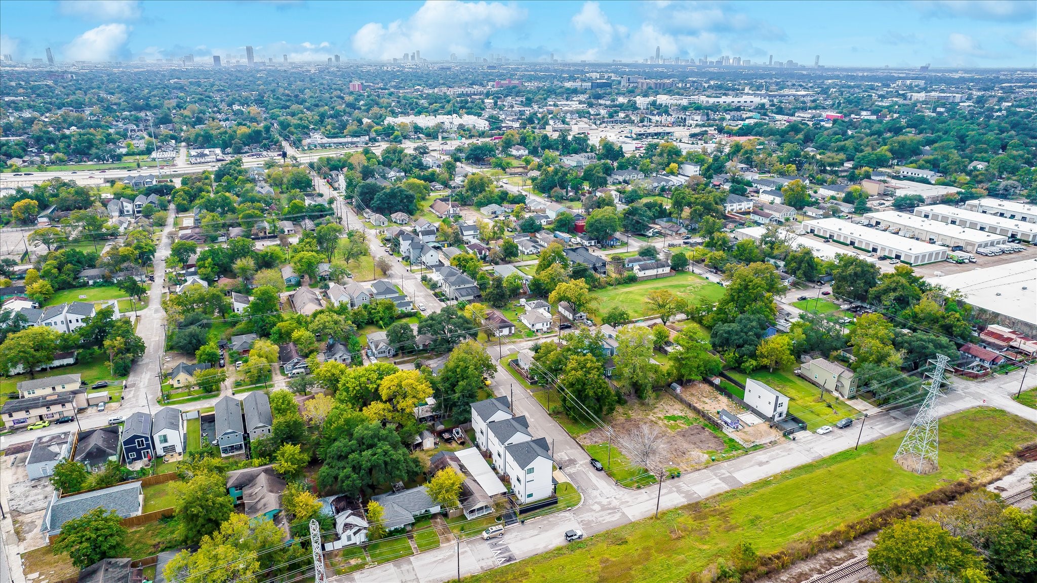 Convenient access to I-610, I-45 and Highway 290 makes commuting throughout Houston fast and convenient.