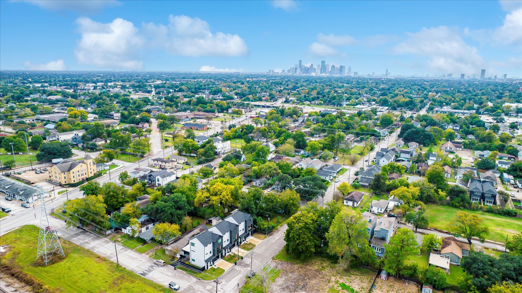 Only minutes from premier shopping, entertainment, award-winning restaurants, and Houston's major employment centers.