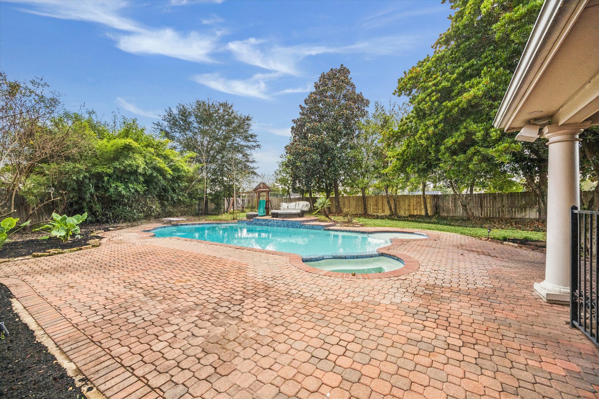The relaxing pool is ready for enjoyment any time thanks to the added convenience of a pool with a heater, ensuring comfortable swimming well beyond the summer months.