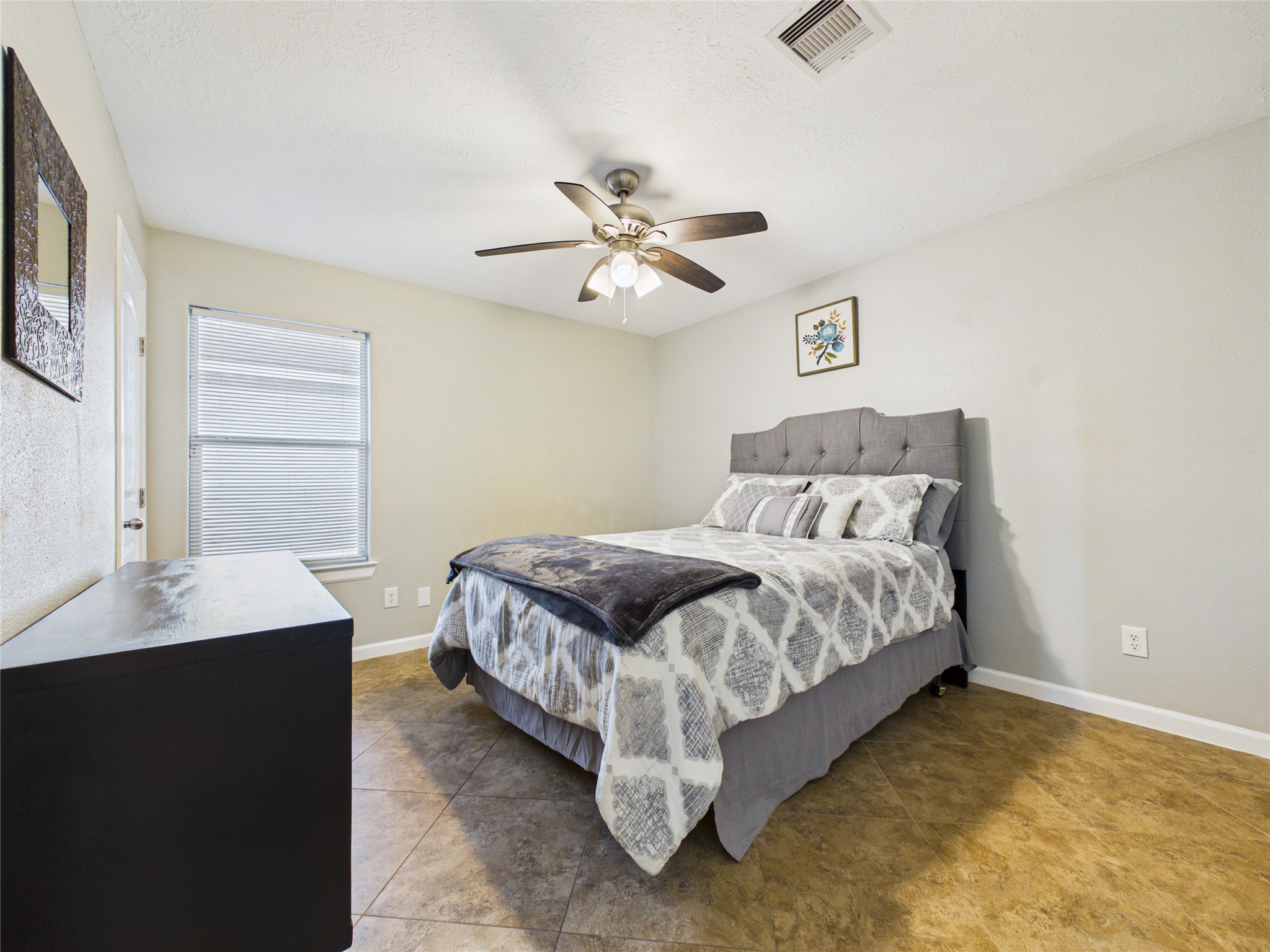Discover the inviting charm of this spacious secondary bedroom.
