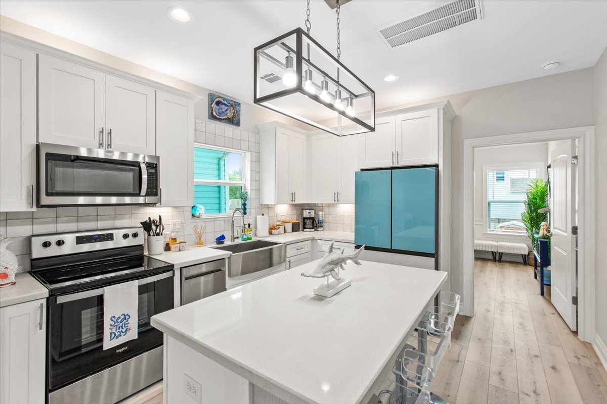 Delightful modern kitchen with quartz countertops high quality fixtrures. Delightful modern kitchen with quartz countertops high quality fixtrures.