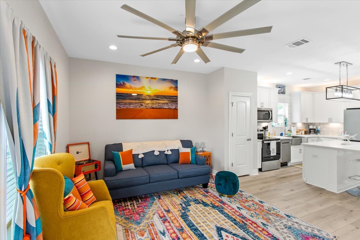 Cheerful living space with quality finishings and contemporary furniture inluded. Cheerful living space with quality finishings and contemporary furniture inluded.
