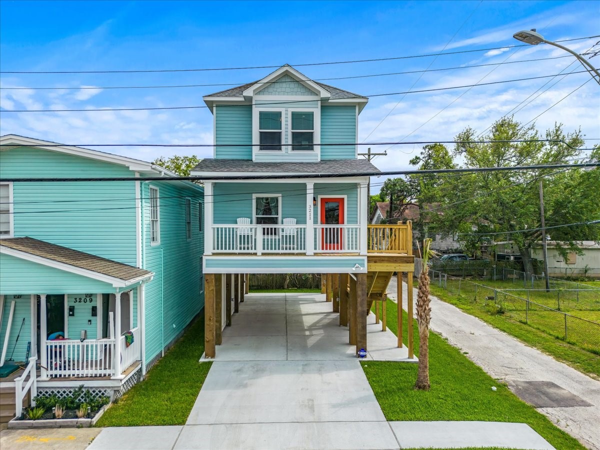 Beautiful contemporary home in midtown Galvestons.