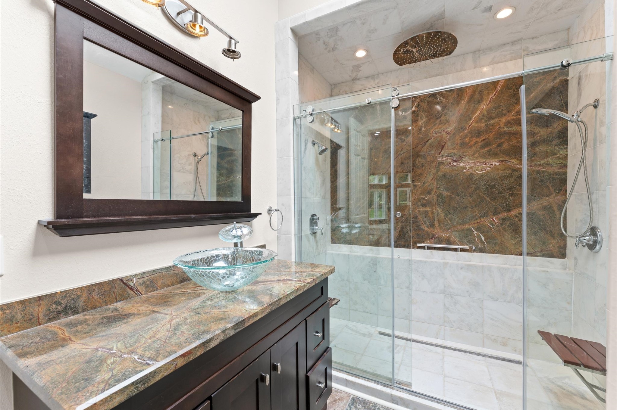 The full bathroom in the cabana.