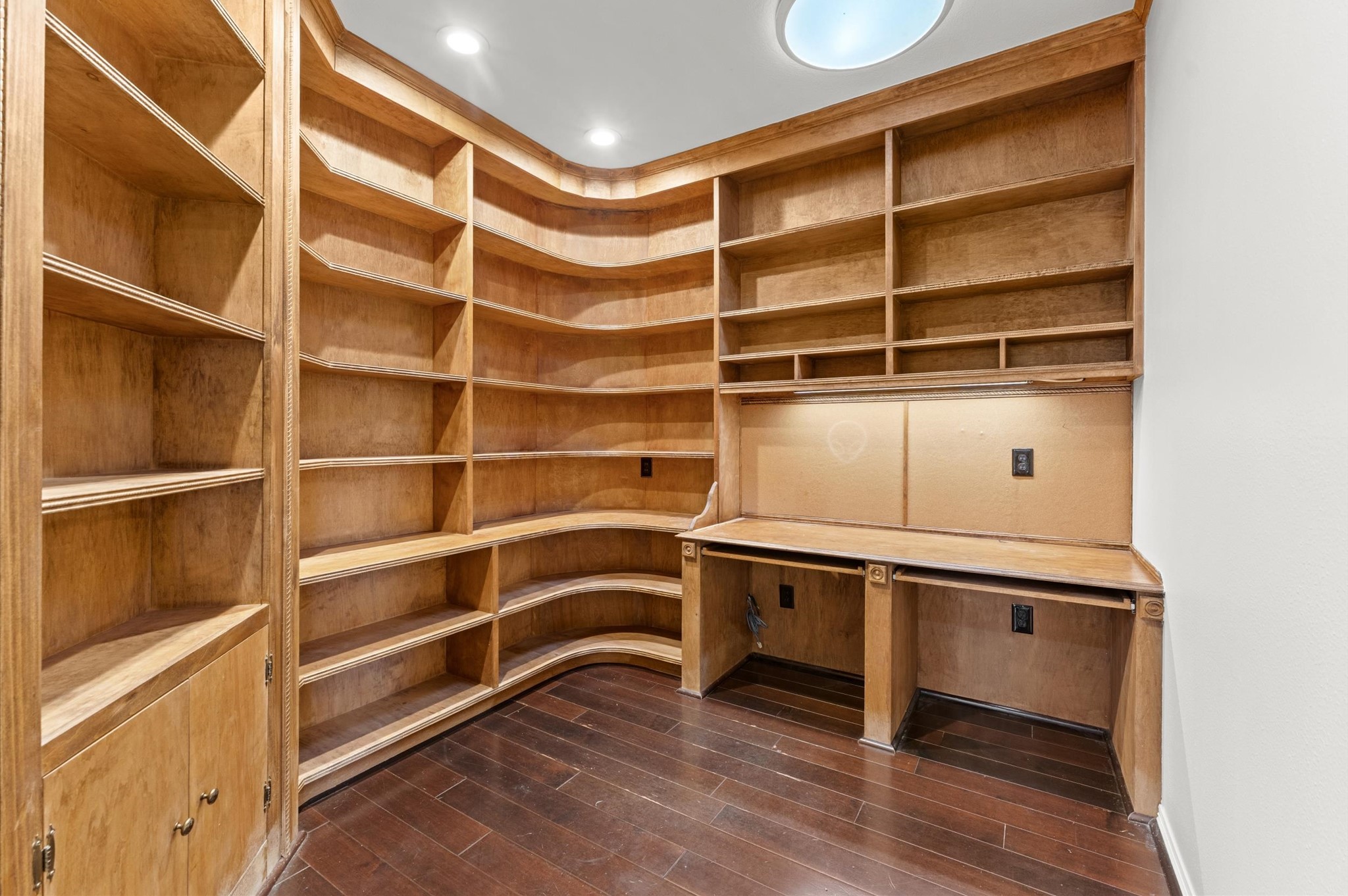 The Upstairs has a custom study / library between two of the bedrooms. The shelves are just waiting for your collection of ACOTAR & Harry Potter books!
