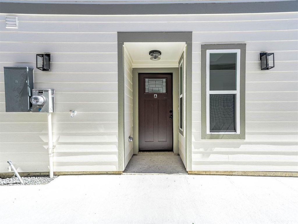 Side entrance to unit.